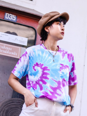 เสื้อยืดคอกลมผ้าพิมพ์ลายมัดย้อม — สีม่วง...