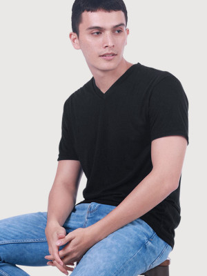 เสื้อยืดคอวี — สีดำ